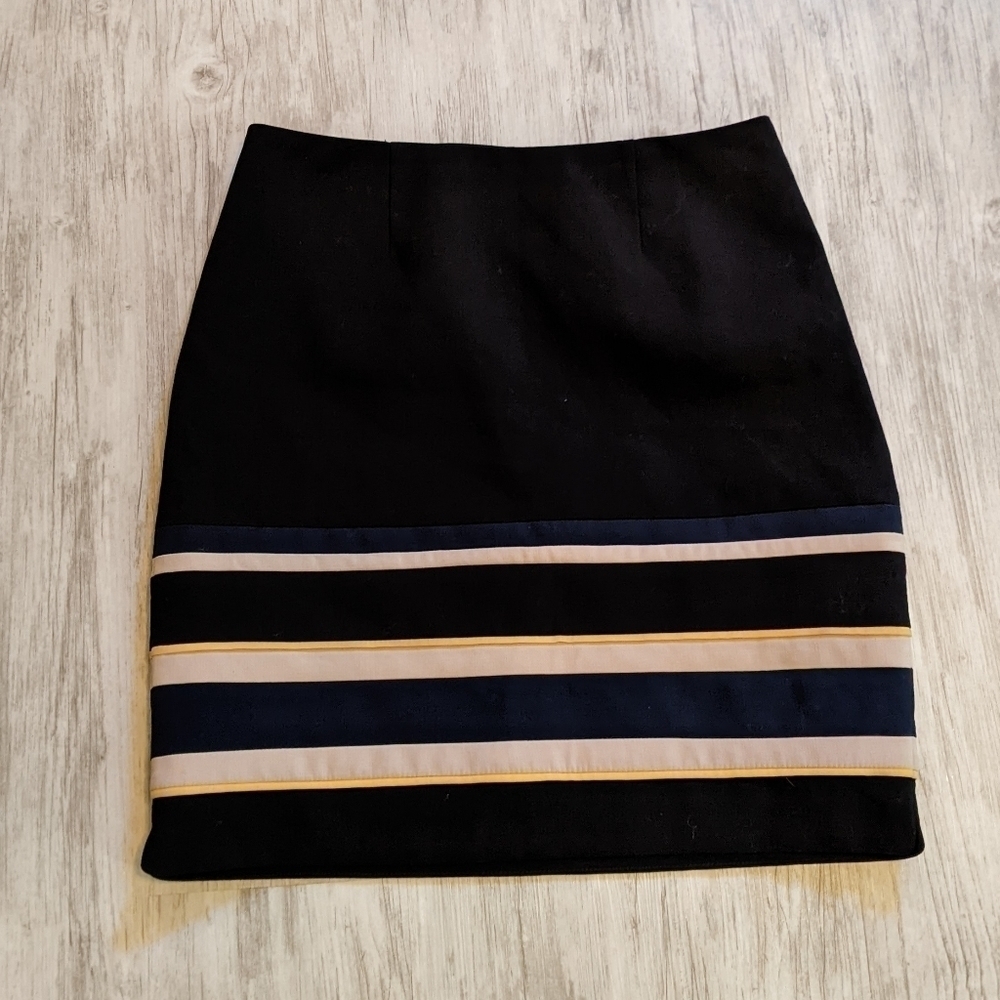 New White‎ House Black Market Pencil Skirt with Banding and a Zip Side Size 2
